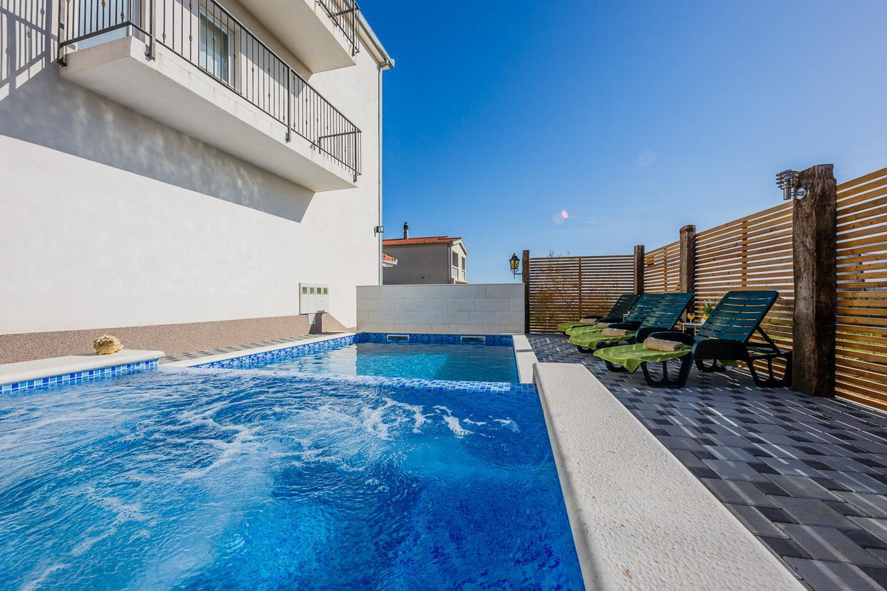 Holiday Home Chester With Heated Pool Kaštela Buitenkant foto